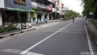 Suasana kawasan Malioboro pun sangat lengang dan hanya berisi para pejalan kaki, pesepeda dan Bus Trans Jogja yang sesekali melintas di kawasan tersebut (Pradito Rida Pertana/detikcom)