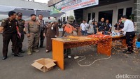 Pedang dengan cabang dua itu dipotong menggunakan gurinda.