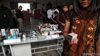 Beragam produk kosmetik dan obat ilegal yang diamankan oleh BPOM itu ditaksir memiliki nilai mencapai Rp 51 miliar.