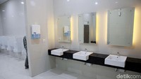 Warna putih dan hitam yang menghiasi toilet semakin membuat kesan elegan.