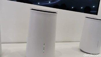 Ini adalah 5G CPE, dapat menjadi pusat konektivitas atau hub di rumah. Ditenagai Snapdragon X55 dan mendukung SA dan NSA. Perangkat ini dapat menampung 1.000 perangkat. Foto: Aisyah Kamaliah/detikINET