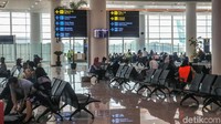 Pengoperasian perdana terminal baru Bandara Syamsudin Noor Banjarmasin ini juga ditandai dengan seremoni pengalungan bunga dan pemberian suvenir kepada penumpang pesawat yang berangkat dan mendarat pertama melalui terminal baru.
