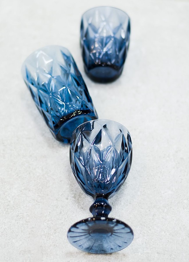 Perkakas makanan berwarna Classic Blue juga bisa menjadi andalan untuk menghadirkan tren warna kekinian tersebut di ruang makan. (Foto: iStock)