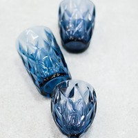 Perkakas makanan berwarna Classic Blue juga bisa menjadi andalan untuk menghadirkan tren warna kekinian tersebut di ruang makan. (Foto: iStock)