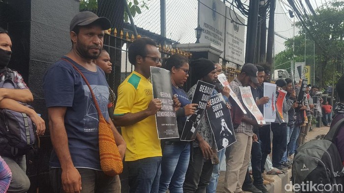 Jelang Vonis, Massa Minta PN Jaksel Bebaskan Pengibar Bintang Kejora