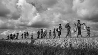 Serangan terhadap desa-desa Muslim Rohingya di Myanmar menyebabkan ratusan ribu pengungsi melarikan diri ke Bangladesh dengan berjalan kaki atau dengan perahu. Banyak yang meninggal dunia dalam upaya tersebut, beberapa korban adalah anak-anak. Kevin Frayer/Getty Images.