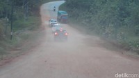Di satu titik bahkan ada jalanan beton yang ditutupi tanah merah. Sepertinya memang wilayah ini sedang ada pembangunan infrastruktur. Foto: Rangga Rahadiansyah