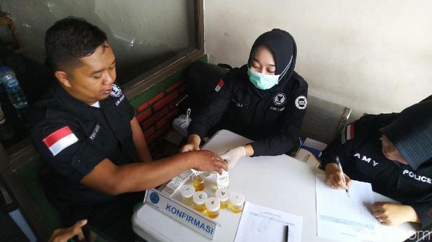 Jelang Nataru, Sopir Bus di Terminal Ciamis Dites Kesehatan-Urine