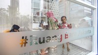 Ruang ini memiliki fasilitas berupa pendingin ruangan. Sehingga para warga yang mempir betah berlama-lama sambil membaca.