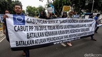 Massa nampak membawa beragam spanduk dan poster saat mengikuti aksi demonstrasi di kawasan Istana Negara tersebut dalam rangka memperingati Hari HAM Internasional.