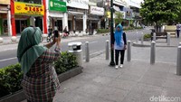 Wisatawan senang betul. Bisa puas di Malioboro untuk foto-foto sampai duduk-duduk di jalan (Pradito Rida Pertana/detikcom)