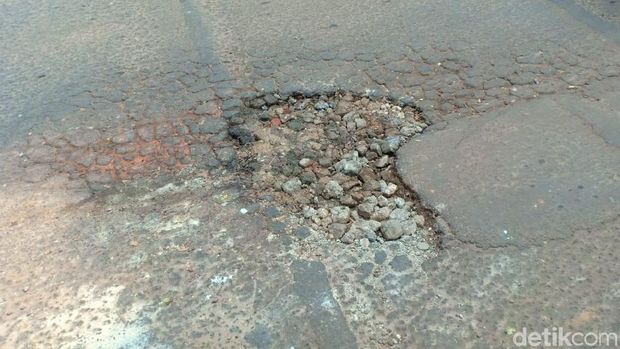 Lubang Jalan di Depok Lokasi Ustaz Beben Tewas 'Ditambal' Pasir dan Batu
