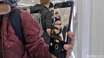 Meski tertutup layar, gambar terlihat jelas tanpa terlihat adanya lapisan kaca di depan kamera. Foto: Aisyah Kamaliah/detikINET