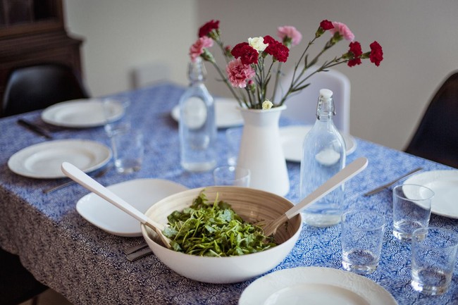 Inspirasi interior ruang makan dengan sentuhan Classic Blue sebagai tren warna 2020. (Foto: iStock)