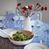 Inspirasi interior ruang makan dengan sentuhan Classic Blue sebagai tren warna 2020. (Foto: iStock)