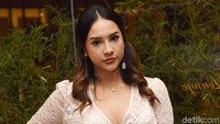 Dalam film tersebut ia berperan sebagai kekasih Arifin Putra/Bio One yang menjadi Ray. Pool/Noel/detikFoto.