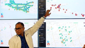 Plt. Chief Technologi Officer XL Axiata, I Gede Dharmayusa memantau dan menjelaskan akan perkembangan dan kesiapan jaringan dalam menghadapi lonjakan pengguna dimasa libur Natal dan Tahun Baru.