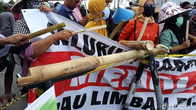 Tabuh Kentongan, Warga Tuntut PT RUM Tutup