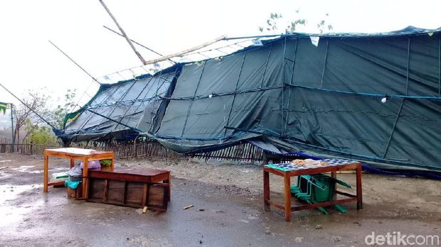 Dihantam Angin Kencang, Pendopo di Puncak Sosok Bantul Roboh