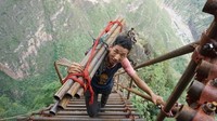 Sebanyak 84 keluarga Desa Atuleer meninggalkan jalur Tangga Langit untuk selamanya pada minggu lalu. Mereka akan bermukim di blok apartemen yang dekat dengan pusat kota Kabupaten Zhaojue (Foto: CNN)