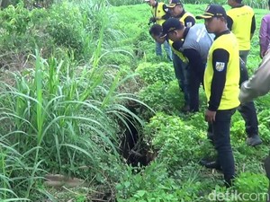 Tanah Terbelah Sepanjang 300 Meter di Pasuruan Retakkan Rumah Warga
