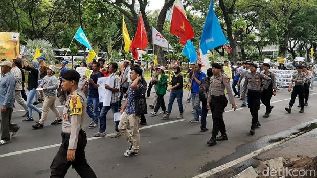 Massa Demo di Depan Istana Pertanyakan Kenaikan Iuran BPJS-BBM