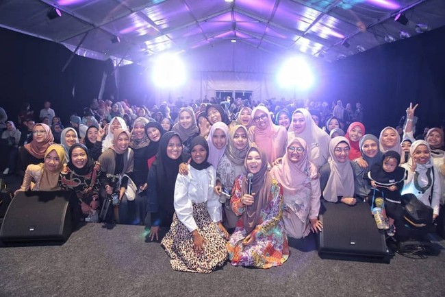 Halima Aden yang baru pertama kali datang ke Indonesia mengaku senang dan gugup untuk berbicara di depan publik. I love you, Indonesia, ungkapnya. Foto: Instagram @jakartahalalthings