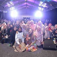 Halima Aden yang baru pertama kali datang ke Indonesia mengaku senang dan gugup untuk berbicara di depan publik. I love you, Indonesia, ungkapnya. Foto: Instagram @jakartahalalthings