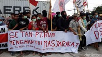 Warga menuntut pabrik serat sintetis itu tutup karena masih mengeluarkan bau busuk sejak dua tahun lalu.