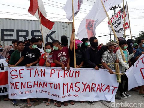 Warga terdampak limbah udara PT Rayon Utama Makmur (RUM)  Sukoharjo kembali menggelar aksi demonstrasi. Mereka menuntut pabrik serat sintetis itu tutup karena masih mengeluarkan bau busuk sejak dua tahun lalu. Dalam aksinya mereka juga membunyikan kentongan.