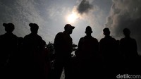 Ratusan petugas mengikuti apel siaga di kawasan Waduk Pluit Jakarta Utara, Selasa (10/12).