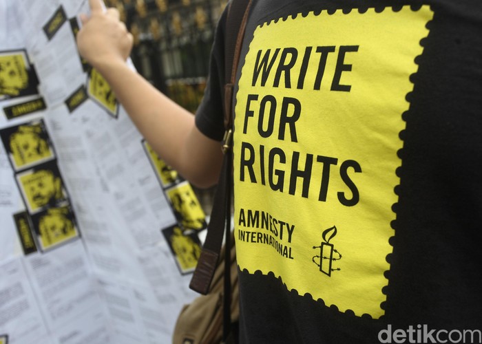 Aktivis Amnesty Internasional membawa 5.000 kartu pos untuk diserahkan ke Kantor Sekertaris Kabinet Republik Indonesia.