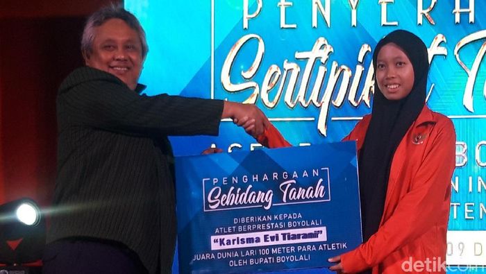 Bupati Boyolali, Seno Samodro secara simbolis menyerahkan hadiah sebidang tanah kepada atlet, Karisma Evi Tiarani. (Foto: Ragil Ajiyanto) Bupati Boyolali, Seno Samodro secara simbolis menyerahkan hadiah sebidang tanah kepada atlet, Karisma Evi Tiarani. (Foto: Ragil Ajiyanto)
