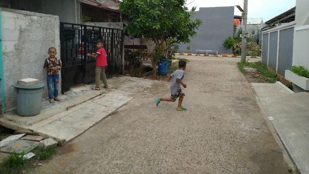 Warga sudah tidak terlalu khawatir dengan teror ular kobra di perumahannya. 