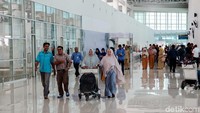 Lorong yang luas dibalut dengan nuansa kelir putih semakin membuat kesan megah nan mewah.