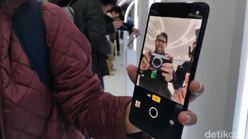 Begitu mengaktifkan kamera selfie, barulah terlihat. Foto: Aisyah Kamaliah/detikINET