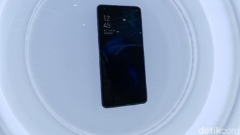 Inilah wujud ponsel Oppo yang punya berkamera di dalam layar.  Foto: Aisyah Kamaliah/detikINET