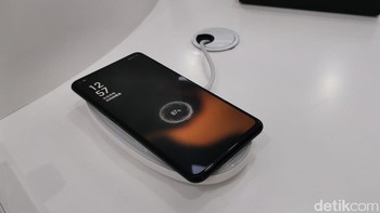Kalau ini adalah 30W Wireless VOOC Foto: Aisyah Kamaliah/detikINET