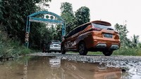 Kami juga sempat membawa Nissan Livina untuk sedikit main offroad. Saat menuju kawasan konservasi orangutan di Samboja Lodge dan menuju Bukit Bangkirai, kami harus melewati jalanan yang belum diaspal. Jalanannya berupa tanah dan berbatu dan menanjak. Meski Livina menggunakan penggerak roda depan, mobil ini tetap bisa menaklukkan jalanan tanah dan berbatu tersebut. Foto: Dok. Nissan