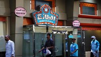 Otoritas Arab Saudi tidak lagi mewajibkan restoran dan kafe di wilayahnya untuk memisahkan pintu masuk berdasarkan jenis kelamin.
