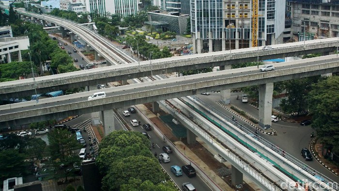 Pekerja menyelesaikan proyek jalur kereta ringan atau Light Rail Transit (LRT) yang menghubungkan Jakarta, Bogor, Depok, Bekasi (Jabodebek) di Kuningan, Jakarta, Selasa (10/12/2019). Pembangunan proyek moda Lintas Rel Terpadu (LRT) Jabodebek terus dikebut dan ditargetkan selesai pada pertengahan tahun 2021
