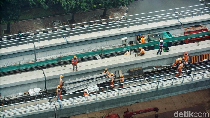 Pekerja menyelesaikan proyek jalur kereta ringan atau Light Rail Transit (LRT) yang menghubungkan Jakarta, Bogor, Depok, Bekasi (Jabodebek) di Kuningan, Jakarta, Selasa (10/12/2019). Pembangunan proyek moda Lintas Rel Terpadu (LRT) Jabodebek terus dikebut dan ditargetkan selesai pada pertengahan tahun 2021