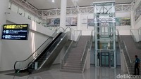 Seperti layaknya bandara udara internasional yang ada, fasilitas eskalator dan lift juga tersedia lengkap disana.