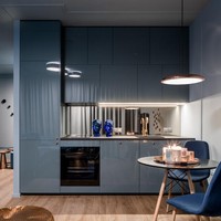 Inspirasi interior dapur dengan sentuhan Classic Blue sebagai tren warna 2020. (Foto: iStock)