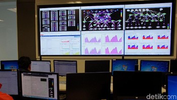 Papan monitor ini berada di pusat pemantauan kualitas jaringan layanan XL Axiata atau  Customer Experience and Service Operation Center (CE&SOC) yang berada di kantor pusat gedung XL Axiata Jakarta, Selasa.