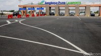 Selain itu, tersedia area parkir seluas 34.360 meter persegi yang mampu menampung 1.524 kendaraan roda empat dan 720 kendaraan roda dua serta masjid yang sebelumnya hanya bisa menampung 200 orang menjadi 1.186 orang.