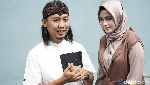 Senyum Bahagia Ade Jigo yang Jadi Penganten Baru