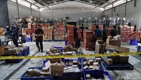 Sejumlah petugas BPOM nampak sedang membungkus kosmetik dan obat ilegal di salah satu gudang yang berada di kawasan Papanggo, Tanjung Priok, Jakarta Utara, Selasa (10/12/2019).