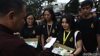 Amnesty International Indonesia memberikan hadiah berupa aspirasi warga Indonesia kepada pemerintah.