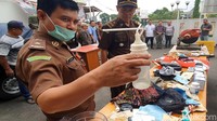 Kejaksaan Negeri (Kejari) Kota Sukabumi memusnahkan sejumlah barang bukti kejahatan yang masuk kategori pidana umum. Ada sejumlah alat penghisap sabu atau bong yang tak biasa yang turut dimusnahkan oleh Kejari Kota Sukabumi, Selasa (10/12/2019).